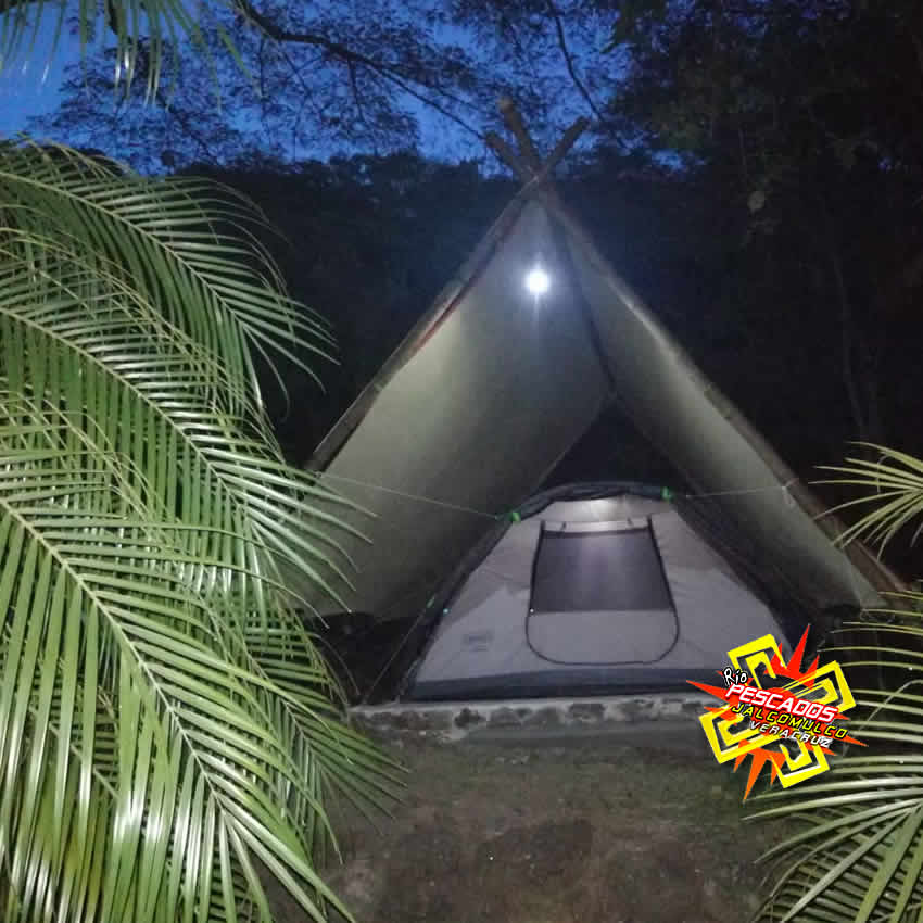 Hospedaje En Casas De Campaña Campamento En El Río Pescados Jalcomulco Veracruz