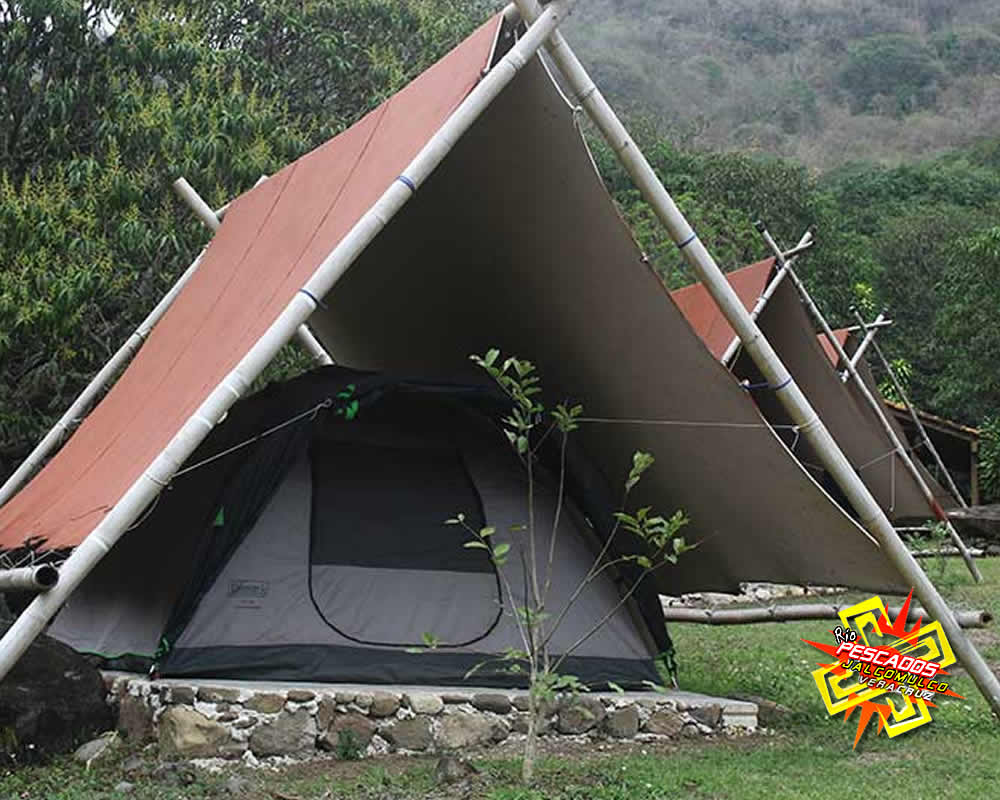 Casas de campaña en el río Pescados Jalcomulco, Veracruz Casas de campaña en el río Pescados Jalcomulco, Veracruz